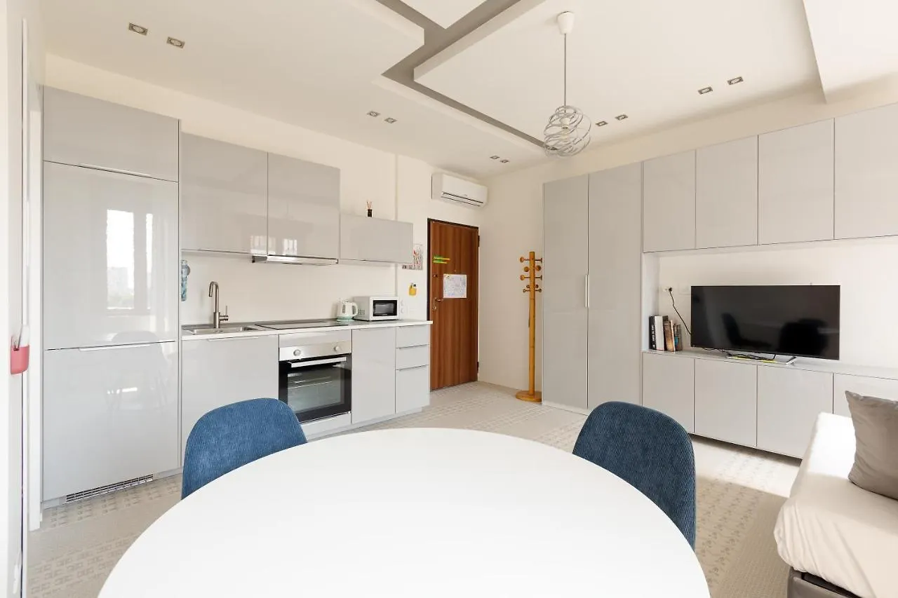 Milano Renovated Studio Apts מילאנו