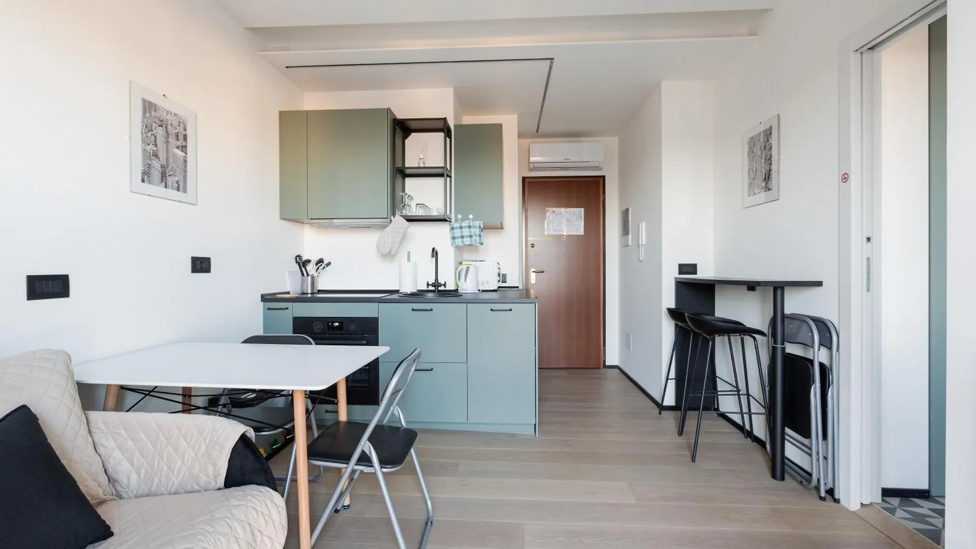 Milano Renovated Studio Apts מילאנו